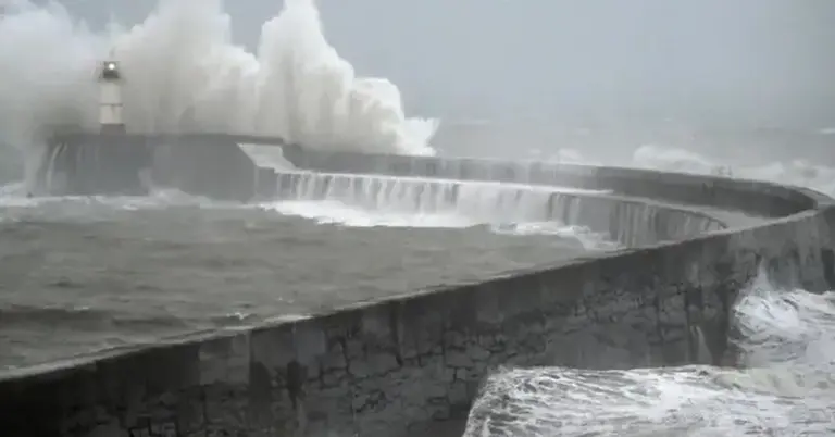 ঝড়ে বিপর্যস্ত উত্তর ইউরোপ